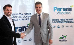 O GOVERNADOR BETO RICHA DURANTE ASSINATURA DO PROTOCOLO DE INTENÍES COM A EMPRESA MI REVESTIMENTOS VIABILIZANDO PROJETO DE EXPANSÌO DAS ATIVIDADES EMPRESARIAIS DE COMRCIO ELETRïNICO